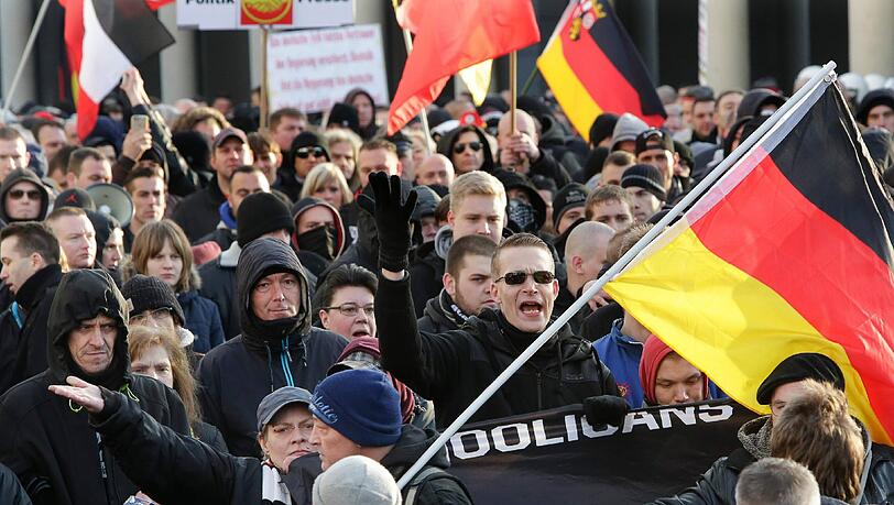 In Köln gingen am Samstag rechte und linke Grupperungen auf die Straße - es wurde hitzig. In Köln gingen am Samstag rechte und linke Grupperungen auf die Straße - es wurde hitzig.