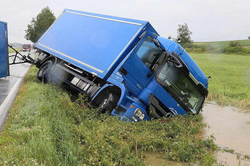 Ein Lkw kommt ins Schleudern und landet im Straßengraben. Die Bilder vom Unfallort.