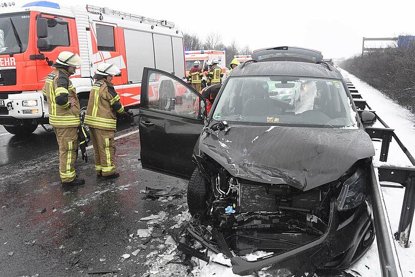 Der Gefahrgut-Unfall sorgte für einen langen Stau auf der A99. Die Bilder.