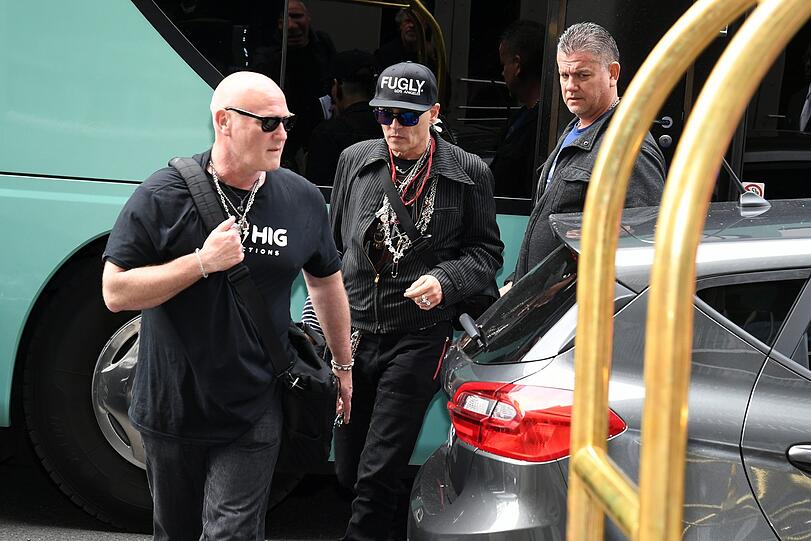Johnny Depp wirkt ausgemergelt und blass, als er in Berlin ankommt.