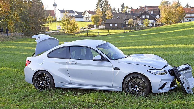 Der BMW kam von der Straße ab, prallte gegen einen Baum und landete schließlich auf einer Wiese. Die Einsatzkräfte konnten nur noch den Tod des Fahrers feststellen.