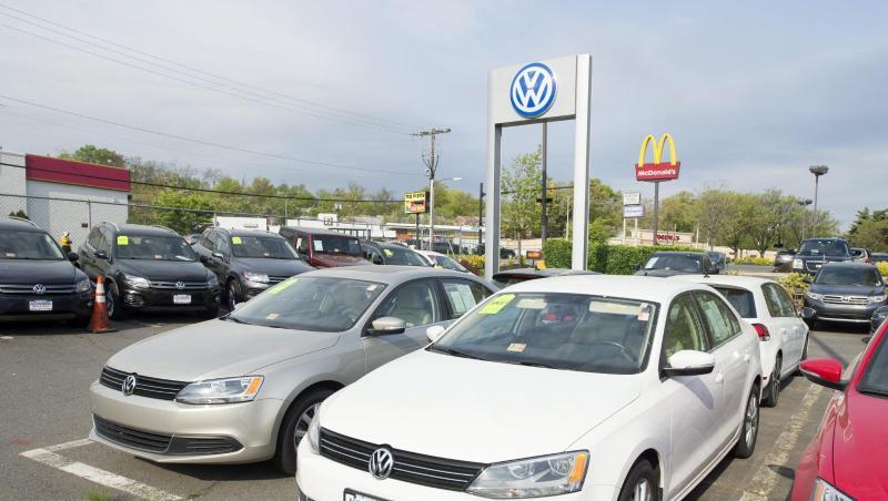 Autos der Marke Volkswagen stehen auf dem Hof eines Händlers. Autos der Marke Volkswagen stehen auf dem Hof eines Händlers.