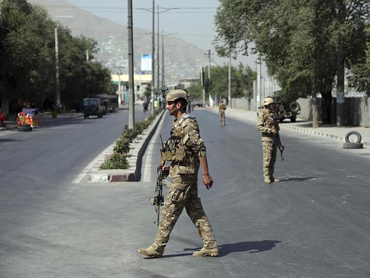 Afghanische Soldaten sichern das Gebiet in Kabul nach einem Selbstmordanschlag.