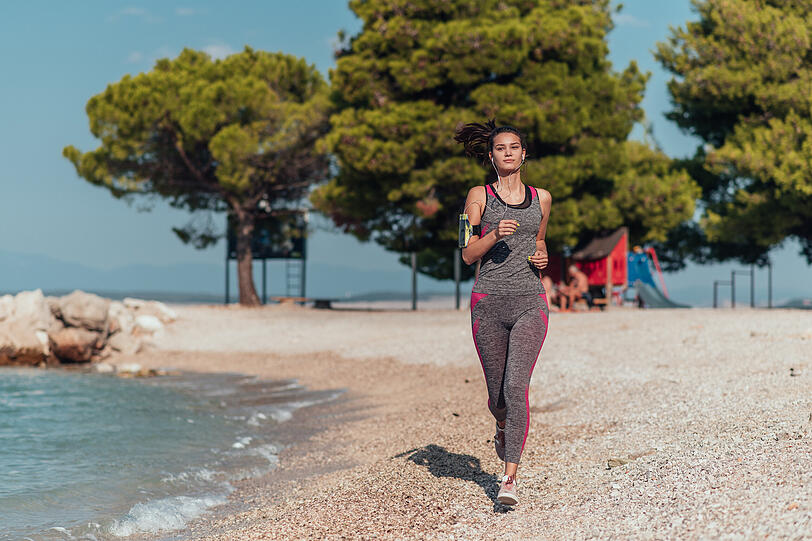Am Strand entspannt entlang joggen.