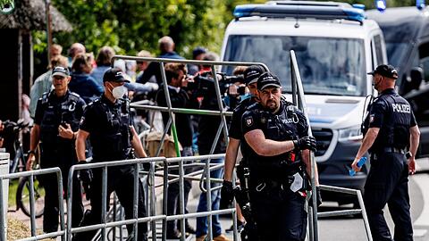 Polizisten sperren die Kirche, in der Finanzminister Lindner (FDP) und seine Frau heiraten.