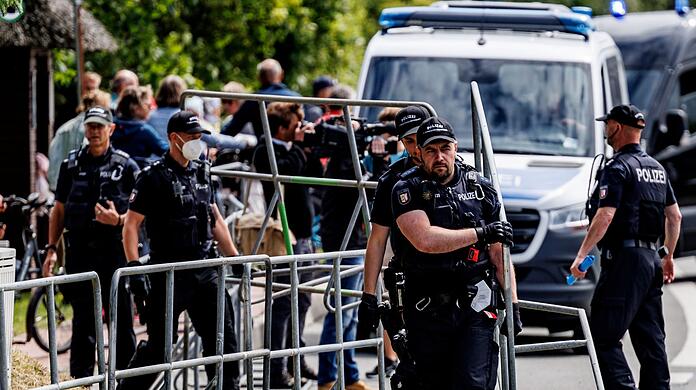 Polizisten sperren die Kirche, in der Finanzminister Lindner (FDP) und seine Frau heiraten. Polizisten sperren die Kirche, in der Finanzminister Lindner (FDP) und seine Frau heiraten.