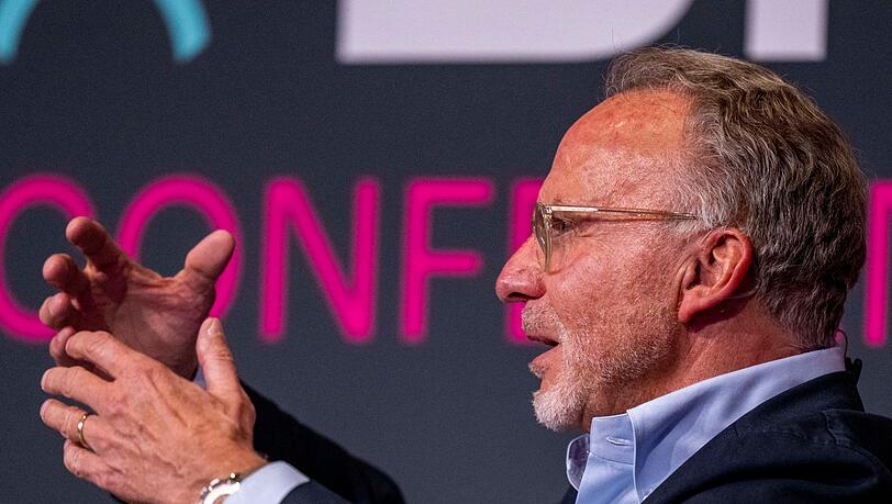 Karl-Heinz Rummenigge spricht während einer Podiumsrunde beim SpoBis-Kongress.