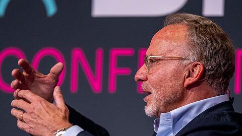 Karl-Heinz Rummenigge spricht während einer Podiumsrunde beim SpoBis-Kongress.