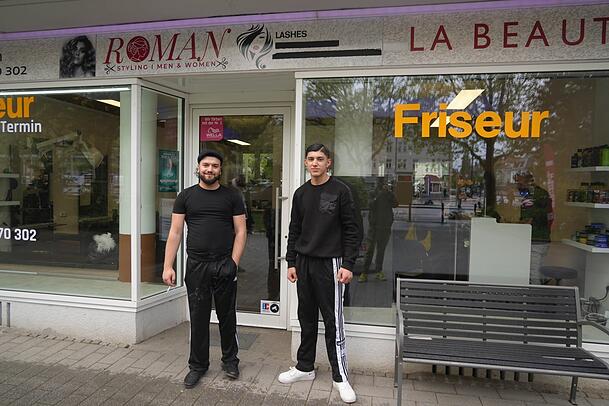 Auf der Bank vor ihrem Laden sitzt keiner: Friseur Fadi am Romanplatz in Neuhausen und Kunde Amad. Amad vermisst seine 16er Tram. Auf der Bank vor ihrem Laden sitzt keiner: Friseur Fadi am Romanplatz in Neuhausen und Kunde Amad. Amad vermisst seine 16er Tram.