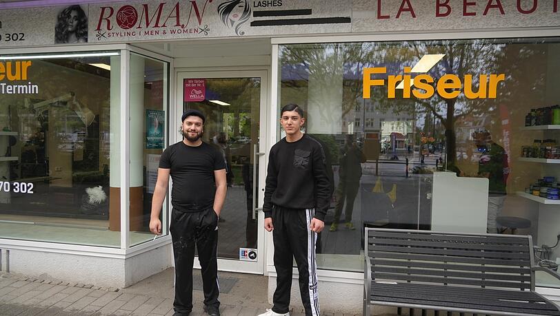 Auf der Bank vor ihrem Laden sitzt keiner: Friseur Fadi am Romanplatz in Neuhausen und Kunde Amad. Amad vermisst seine 16er Tram. Auf der Bank vor ihrem Laden sitzt keiner: Friseur Fadi am Romanplatz in Neuhausen und Kunde Amad. Amad vermisst seine 16er Tram.