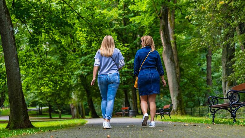 Ob in der Stadt oder der Natur und egal zu welcher Jahreszeit: Spazierengehen hat zahlreiche Vorteile.
