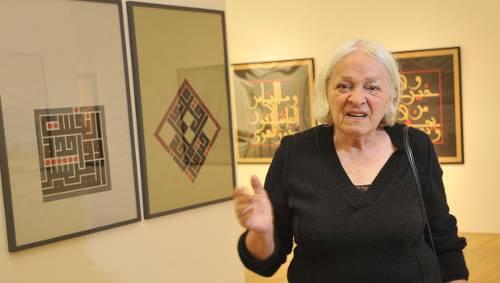 Arabische Schrift in klares Design getrieben: Kuratorin Ursula Schernig vor Werken Mouneers Al Shaaranis. Arabische Schrift in klares Design getrieben: Kuratorin Ursula Schernig vor Werken Mouneers Al Shaaranis.