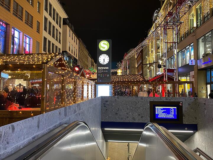 Am Marienplatz aus der S-Bahn in den Lichterzauber kommen, schee. Am Marienplatz aus der S-Bahn in den Lichterzauber kommen, schee.