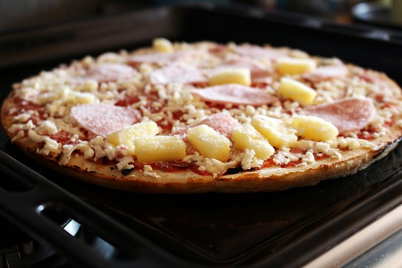 Wie gesagt: Eine Fertigpizza hin und wieder f&uuml;gt Ihrer Gesundheit keinen Schaden zu. Wirklich gesund ist sie aber trotzdem nicht. Wichtig ist deshalb, dass Sie an den &uuml;brigen Wochentagen auf ungesunde Lebensmittel wie S&uuml;&szlig;igkeiten oder Chips verzichten und sich stattdessen ausgewogen und frisch ern&auml;hren.