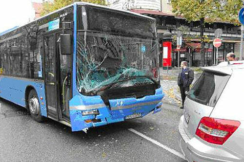 Beim Wenden den Bus übersehen: Eine Rentnerin kam mit schweren Verletzungen in die Klinik