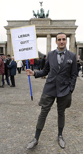 Guttenberg Befürworter und Gegner haben sich am Brandenburger Tor versammelt.