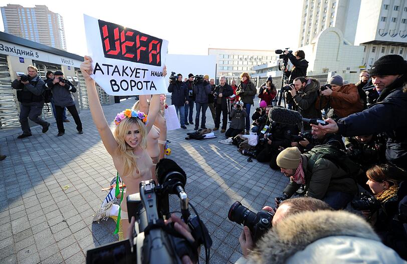 Oben ohne protestieren Frauen der Organisation FEMEN in Kiew gegen Prostitution - die ihrer Meinung nach zur Fußball-EM rapide zunehmen wird.