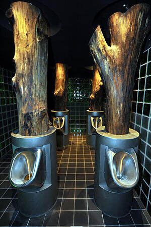 Wen wundert´s, dass da sogar etwas Banales wie der Toilettengang in extravaganter Atmosphäre geschieht.