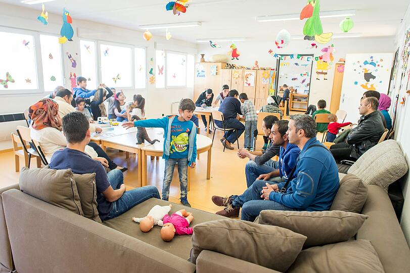 Bunte Schmetterlinge an den Fenstern, Papiervögel an der Decke: Auf den ersten Blick sieht es hier aus, wie in einem ganz normalen Kindergarten.