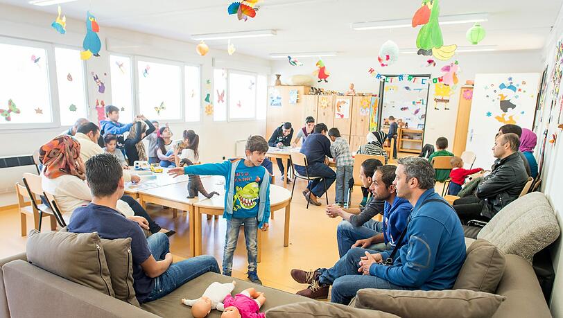 Bunte Schmetterlinge an den Fenstern, Papiervögel an der Decke: Auf den ersten Blick sieht es hier aus, wie in einem ganz normalen Kindergarten. Bunte Schmetterlinge an den Fenstern, Papiervögel an der Decke: Auf den ersten Blick sieht es hier aus, wie in einem ganz normalen Kindergarten.