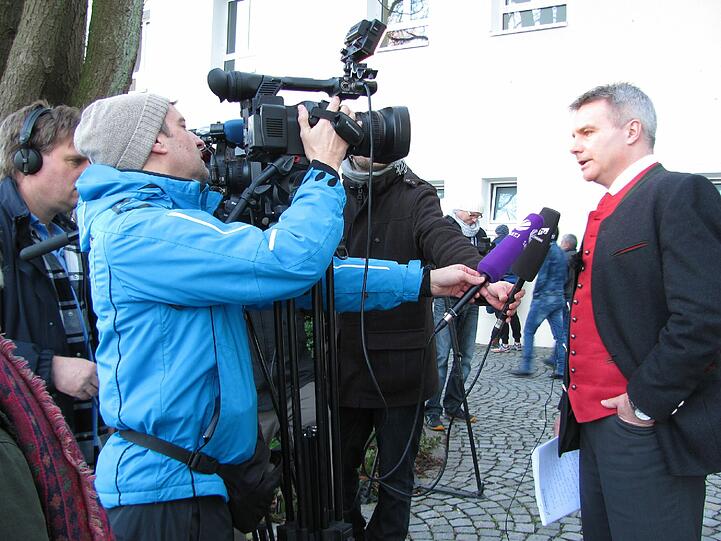 Der Landshuter Landrat Peter Dreier (Freie Wähler) schickte am Donnerstag einen Bus mit rund 31 Flüchtlingen zum Kanzleramt nach Berlin.