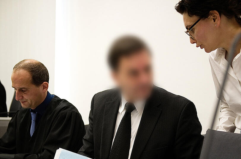 Der Angeklagte im Bamberger Gericht mit seinen Anwälten.