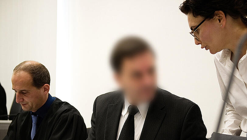 Der Angeklagte im Bamberger Gericht mit seinen Anwälten. Der Angeklagte im Bamberger Gericht mit seinen Anwälten.