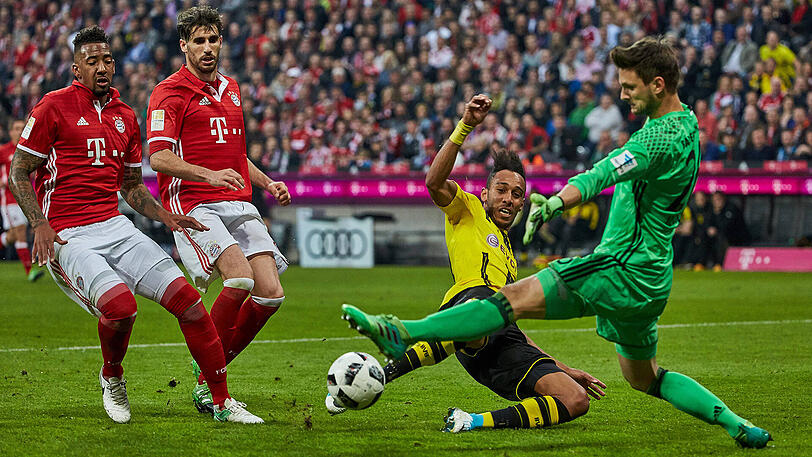 "Ich freue mich auf solche Spiele", sagt Bayern-Keeper Sven Ulreich (rechts, hier gegen Pierre-Emerick Aubameyang) vor dem Pokal-Halbfinale gegen Dortmund.