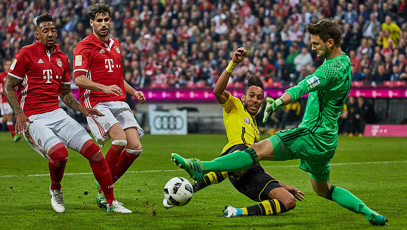 "Ich freue mich auf solche Spiele", sagt Bayern-Keeper Sven Ulreich (rechts, hier gegen Pierre-Emerick Aubameyang) vor dem Pokal-Halbfinale gegen Dortmund. "Ich freue mich auf solche Spiele", sagt Bayern-Keeper Sven Ulreich (rechts, hier gegen Pierre-Emerick Aubameyang) vor dem Pokal-Halbfinale gegen Dortmund.