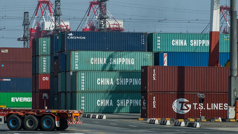 Container mit der Aufschrift "China Shipping", stehen im Containerhafen von Shanghai, China.