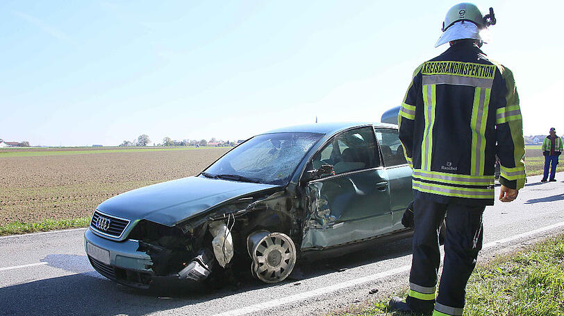 Staatsstraße 2360 bei Taufkirchen im Landkreis Mühldorf: Bei einem Zusammenstoß mit einem Audi ist am Montag ein Motorradfahrer tödlich verunglückt.