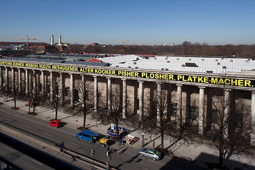 Schon aus er Ferne sind die am Dach installierten Buchstaben des Künstlers Mel Bochner zu sehen.