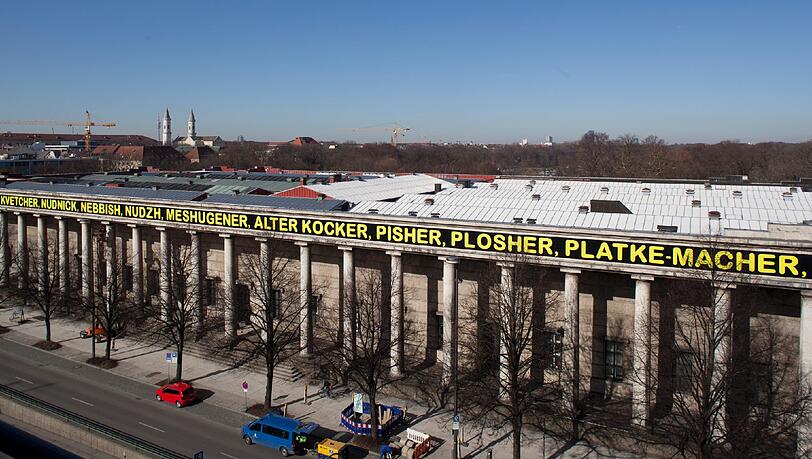 Schon aus er Ferne sind die am Dach installierten Buchstaben des Künstlers Mel Bochner zu sehen.