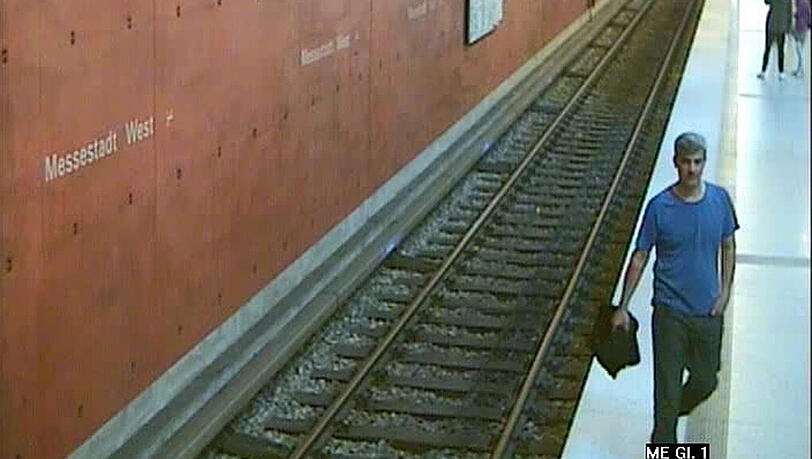Die letzte Aufnahme von Ismail Ahmad Moayad: U-Bahnen auf Gleis 1 fahren stadteinwärts. Die letzte Aufnahme von Ismail Ahmad Moayad: U-Bahnen auf Gleis 1 fahren stadteinwärts.