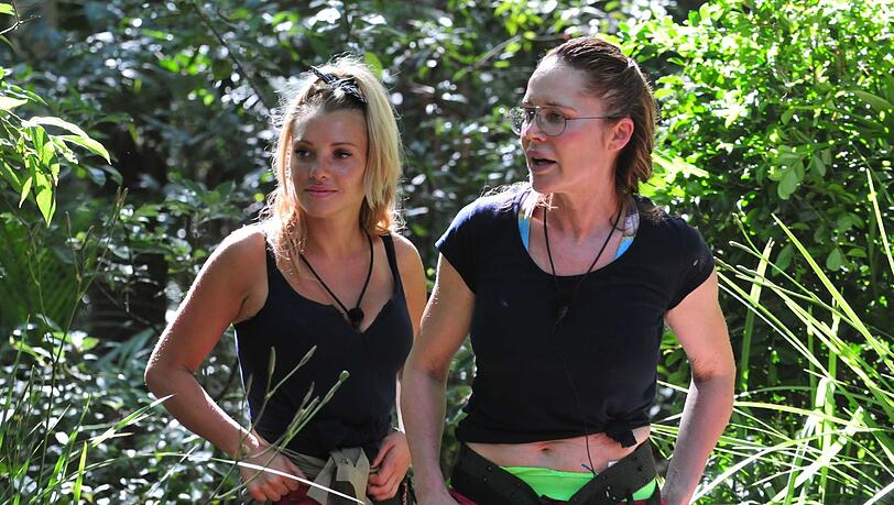 Doreen Dietel (re.) und Evelyn Burdecki bei einer gemeinsamen Dschungel-Schatzsuche. Doreen Dietel (re.) und Evelyn Burdecki bei einer gemeinsamen Dschungel-Schatzsuche.