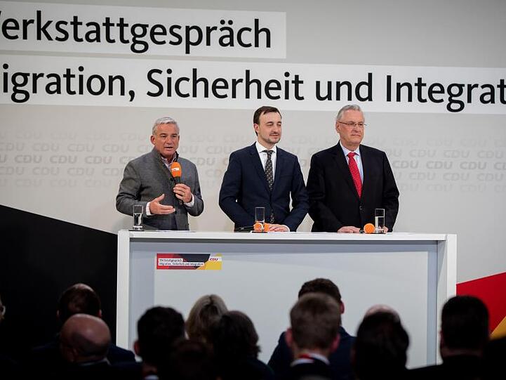 T. Strobl (l-r, CDU), Innenminister von Baden-Württemberg, P. Ziemiak, CDU-Generalsekretär, und Joachim Herrmann (CSU). Foto: Kay Nietfeld