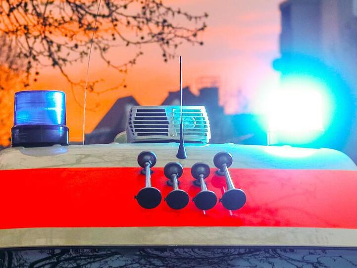 Ein Rettungswagen mit Blaulicht und Signalhorn. Foto: Hannibal Hanschke/dpa/Symbolbild