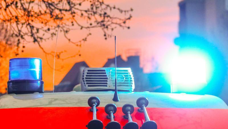 Ein Rettungswagen mit Blaulicht und Signalhorn. Foto: Hannibal Hanschke/dpa/Symbolbild Ein Rettungswagen mit Blaulicht und Signalhorn. Foto: Hannibal Hanschke/dpa/Symbolbild