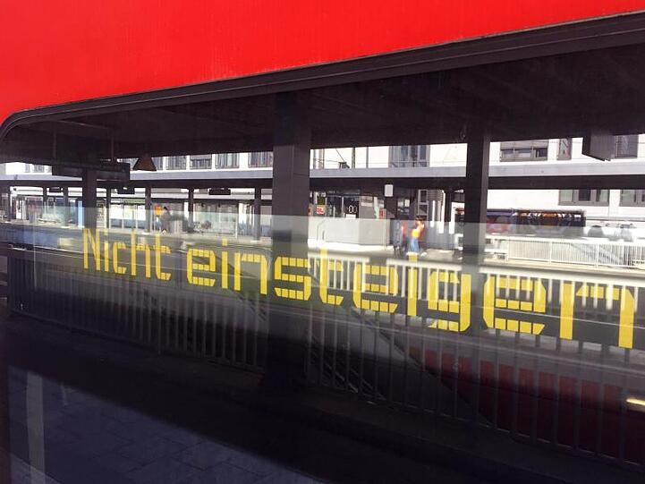 "Nicht einsteigen" steht im Display einer S-Bahn im Münchener Ostbahnhof. Foto: Marco Krefting/dpa/Archivbild