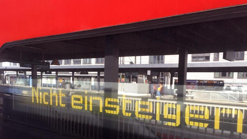 "Nicht einsteigen" steht im Display einer S-Bahn im Münchener Ostbahnhof. Foto: Marco Krefting/dpa/Archivbild