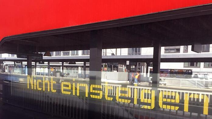 "Nicht einsteigen" steht im Display einer S-Bahn im Münchener Ostbahnhof. Foto: Marco Krefting/dpa/Archivbild
