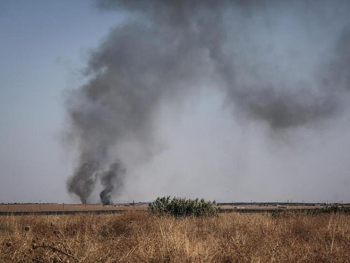 Nahe der Grenze zwischen Syrien und der Türkei steigt Rauch auf.