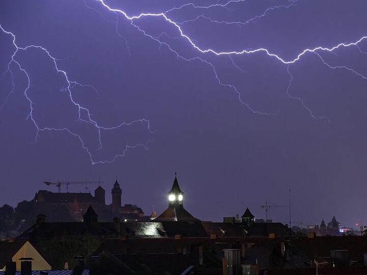 Sommergewitter und Regen haben die Einsatzkräfte in ganz Deutschland beschäftigt.
