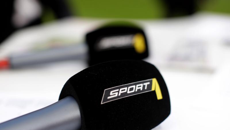 Das Logo von Sport1 ist auf einem Mikrofon zu sehen.