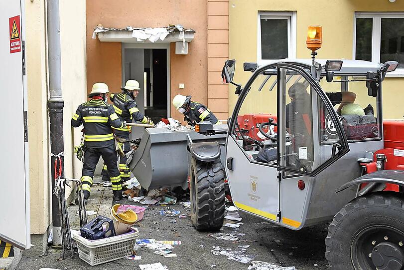 Zum Einsatz kam auch ein Radlader.