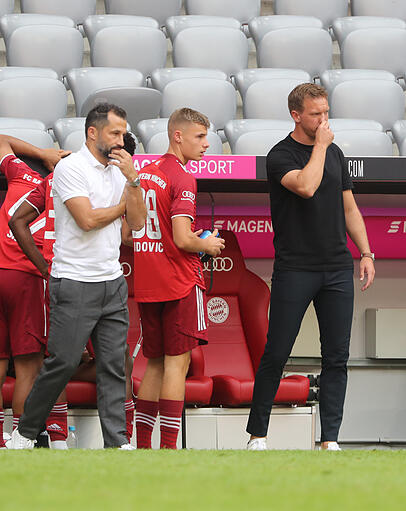 Großes Talent: Gabriel Vidovic (.), hier mit Hasan Salihamidzic (l.) und Julian Nagelsmann. Großes Talent: Gabriel Vidovic (.), hier mit Hasan Salihamidzic (l.) und Julian Nagelsmann.