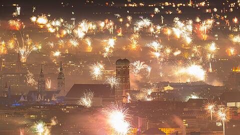Silvesterfeuerwerk erhellt den Himmel über der Innenstadt.