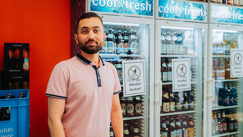 Überhaupt, es seien auch nur Einzelne, die nachts herumgrölen und die Nachbarn stören. „Die kommen auch aus den Bars hier im Viertel, nicht nur von uns“, sagt Kioskbetreiber Aktham Jondi Madoor vom Cafékiosk an der Schellingstraße Überhaupt, es seien auch nur Einzelne, die nachts herumgrölen und die Nachbarn stören. „Die kommen auch aus den Bars hier im Viertel, nicht nur von uns“, sagt Kioskbetreiber Aktham Jondi Madoor vom Cafékiosk an der Schellingstraße