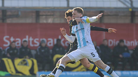 Thore Jacobson im Zweikampf mit Faton Ademi