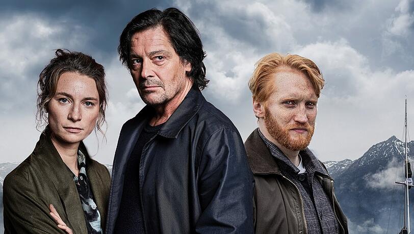 "Der Salzburg-Krimi" startet mit "Tod am Wolfgangsee". Ganz rechts im Bild ist das Drama schon zu erahnen - Hauptkommissarin Anna Gr&uuml;nwald (Lisa Sch&uuml;tzenberger) und ihr Kollege Kevin Ganslinger (Franz Josef Danner, r.) ziehen den Kriminalpsychologen Thomas Meiberger (Fritz Karl) zu Rate.